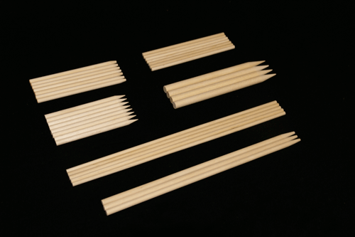 Custom Wooden Skewers and Dowels for Bulk Manufacturing and Food Service Applications Grouped wooden skewers in various sizes and diameters, crafted from white birch and pointed for use in food service or specialty packaging.